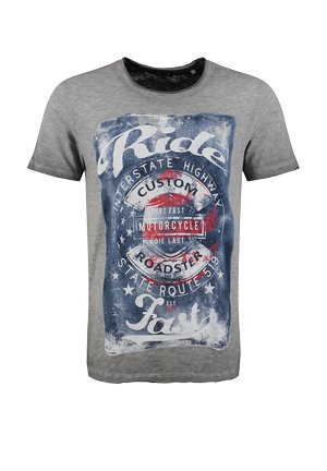 Grijze katoenen T-shirt met een ronde hals, voorzien van een versleten grafische print in blauw en rood, waarop motorfietsgerelateerde teksten en badge-ontwerpen zijn afgebeeld.