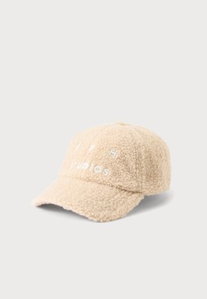 Gorra de béisbol beige de forro polar con tejido texturizado visible y texto bordado en blanco en el panel frontal.