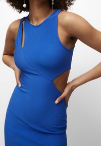 Modré žebrované šaty s vysokým výstřihem, asymetrickými výřezy po stranách a těsným střihem. Hladký povrch, bez rukávů.