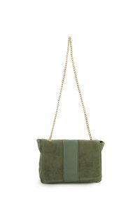 Grøn ruskinds clutch taske med en matchende tekstureret læderstribe, guld kæderekke og klaffelukning. Minimalistisk design og blød tekstur.