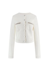 Valkoinen farkkutakki, jossa on pitkät hihat, pyöreä kaula-aukko, kaksi rintataskua ja rivi hopeanvärisiä nappeja. Taskuissa on hopeanvärisiä niittikoristeita.