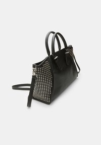Borsa a mano in pelle nera con un design strutturato, dotata di borchie argentate su un lato, doppi manici e una tracolla removibile.