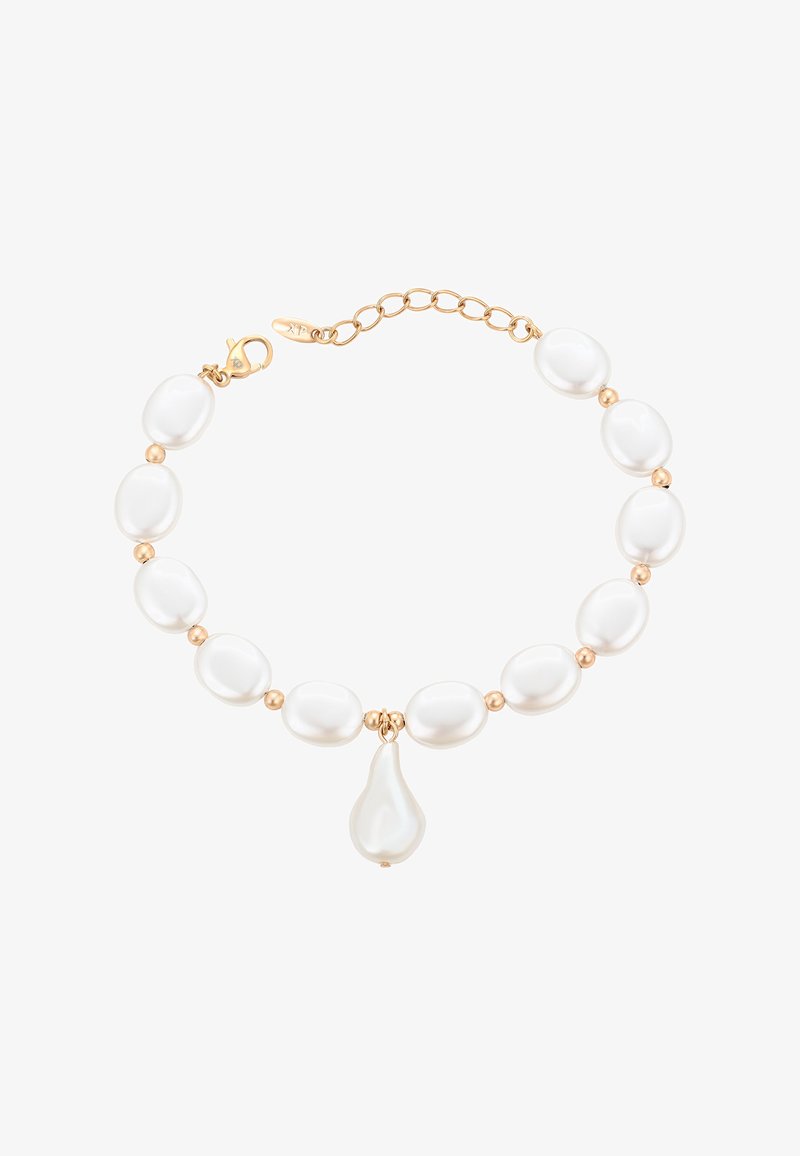 Náhrdelník z perál s nepravidelnými bielymi perlami a zlatými guľôčkami, s pendantom v tvare kvapky, zabezpečený pomocou karabínky.