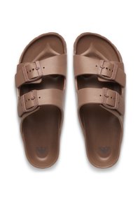 Καφέ σανδάλια από PVC με δύο ρυθμιζόμενες λουρίδες με αγκράφες, εργονομική σόλα και λογότυπο καρδιάς τυπωμένο στην εσωτερική σόλα.