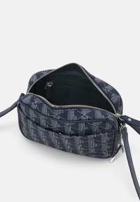 Borsa a spalla a motivo navale con chiusura a zip, caratterizzata da un design compatto, materiale liscio e una tasca interna con zip per un'organizzazione ottimale.