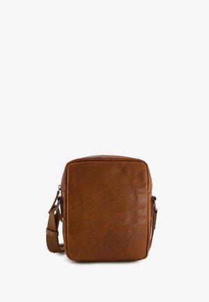 Kompaktní hnědá kožená crossbody taška ve tvaru čtverce s nastavitelným páskem a vyraženým logem Venezia na přední straně.