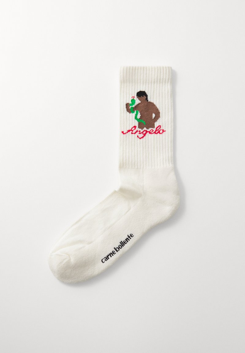 Hvid bomuldsstrømpe med broderet grafisk motiv af en person med en rose og en grøn slange, med "Angelo" i rødt og mærkenavnet i sort.