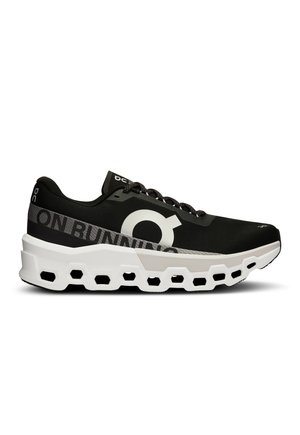 Schwarz-weißer Sportschuh mit großem weißem "On" Logo, sechseckigem Profilmuster auf dicker weißer Sohle und schwarzen Schnürsenkeln.