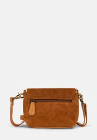 Braune Wildleder-Crossbody-Tasche mit einer Reißverschlusstasche auf der Vorderseite, magnetischem Klappenverschluss und verstellbarem Tragegurt. Weiche Textur und rechteckige Form.