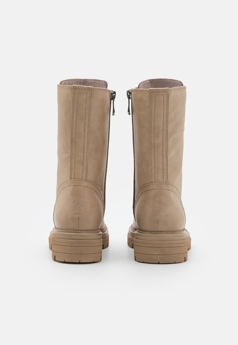 Beige Stiefeletten mit einer strukturierten Lederoberfläche, ausgestattet mit einem seitlichen Reißverschluss, verstärktem Absatz und einer robusten Gummisohle.