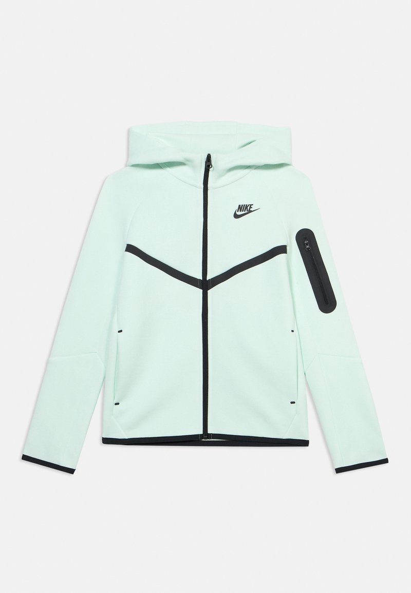 Ανοιχτό μπλε φούτερ Nike με φερμουάρ, μαύρο φερμουάρ, μαύρο σχέδιο σε σχήμα κεφαλαίου, λογότυπο στο στήθος και τσέπη με φερμουάρ στο αριστερό μανίκι.