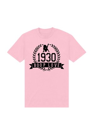 Helles pinkes T-Shirt mit schwarzem Grafikdesign, das "1930" und "BOOP LOVE" in fetter Schrift zeigt, umrahmt von einem dekorativen Kranz.