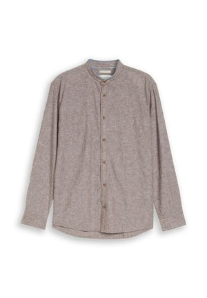 Chemise homme beige en lin à manches longues, col officier et fermeture boutonnée sur le devant, étalée à plat sur fond blanc.