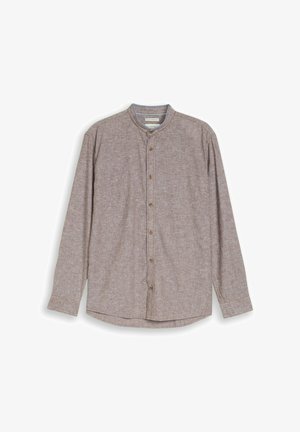 Chemise homme beige en lin à manches longues, col officier et fermeture boutonnée sur le devant, étalée à plat sur fond blanc.