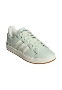 Sneaker in pelle verde chiaro con strisce bianche, punta rotonda e suola in gomma. Presenta chiusura con lacci e colletto imbottito per il comfort.
