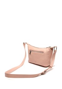 Borsa a tracolla rosa in pelle con tasca frontale con cerniera, tracolla regolabile e texture liscia. Presenta dettagli in metallo argentato.
