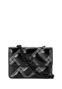 Borsa in pelle nera con design trapuntato e cuciture bianche, un emblema decorativo e una tracolla a catena robusta. Forma rettangolare compatta.