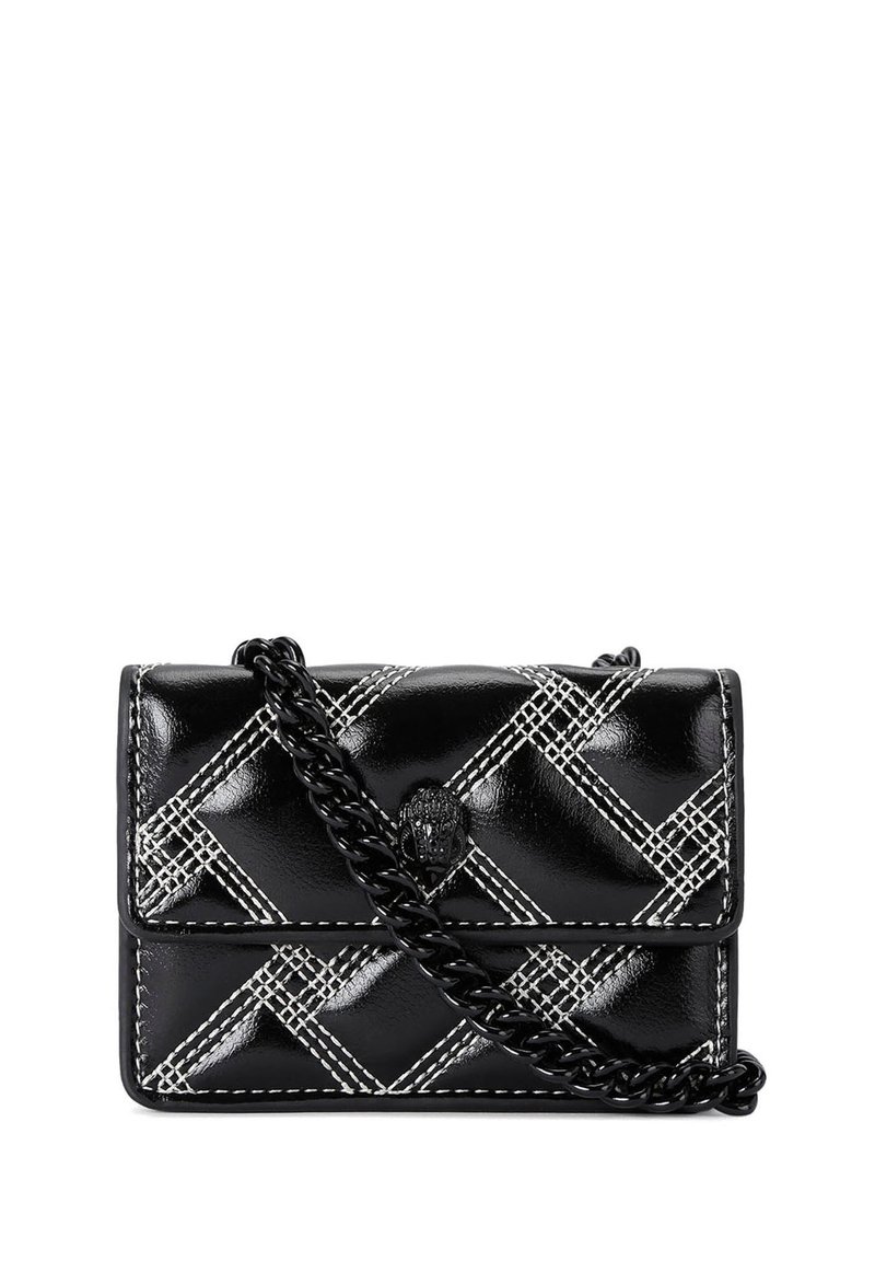 Borsa in pelle nera con design trapuntato e cuciture bianche, un emblema decorativo e una tracolla a catena robusta. Forma rettangolare compatta.