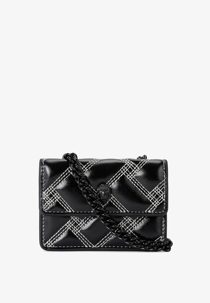 Sac en cuir noir avec un design matelassé, des coutures blanches, un emblème décoratif et une chaîne épaisse en bandoulière. Forme rectangulaire compacte.