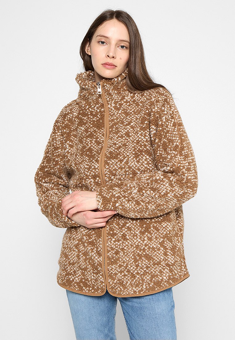 Veste en polaire marron avec une surface texturée et à motifs, col montant et fermeture éclair à l'avant. Comprend une coupe décontractée et des poches latérales.