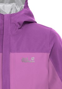 Veste imperméable violette avec un design bicolore, une capuche et un logo argenté sur la poitrine. Texture lisse et matériau durable.