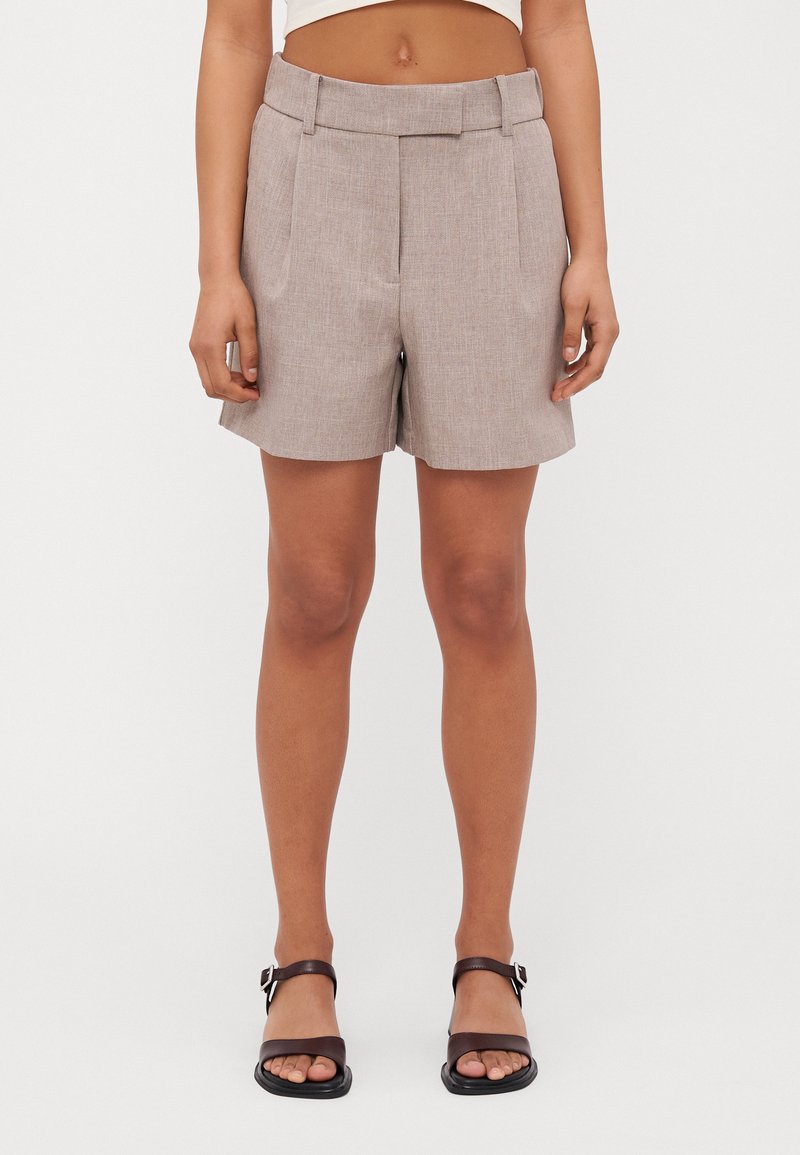 Shorts personalizați bej cu un model texturat, având un talie lată și două buzunare frontale, care se opresc deasupra genunchiului.