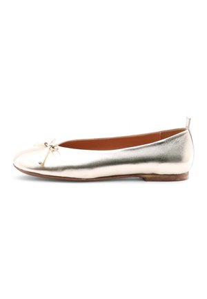Ballerina in metallo dorato con punta rotonda, fiocco decorativo e tacco basso; superficie liscia con un design elegante.