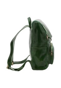 Zaino in pelle verde con finitura lucida, dotato di doppie cerniere, una tasca frontale e spallacci regolabili.