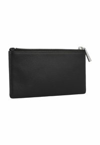 Billetera negra de cuero con una superficie texturizada, forma rectangular y cierre de cremallera que presenta una pestaña de tirador plateada en la parte superior.