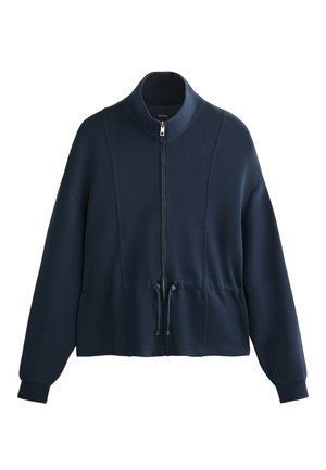 Mörkblå zip-up sweatshirt med hög krage, dragsko i nederkant och ribbade ärmar; har synliga sömnadsdetaljer och en slät textur.
