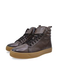 Brązowe wysokie sneakersy wykonane z gładkiej skóry, z czarnymi sznurówkami, gumową podeszwą i wyściełanym kołnierzem, z elementami w kolorze srebrnym i detalem logo.