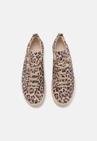 Płócienne trampki w panterkę z beżowymi sznurowadłami, okrągłym noskiem i gumową podeszwą. Posiadają złote akcenty i miękką teksturę.