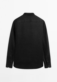 Zwarte lange mouwen shirt van een gladde stof met een button-down kraag, voorzien van een rechte zoom en knoopsluiting bij de manchetten. Achteraanzicht weergegeven.