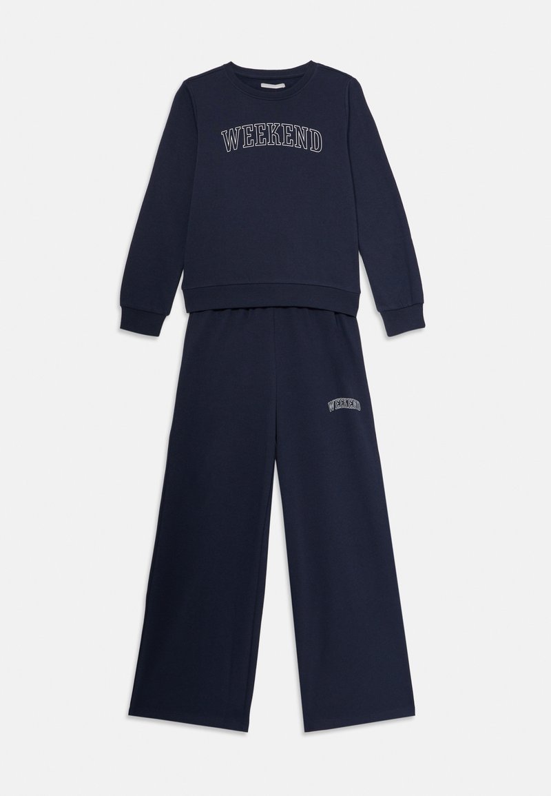 Mornarsko modra loungewear komplet, ki vključuje pulover in široke hlače, oba z napisom "WEEKEND" v belih obrisanih črkah.