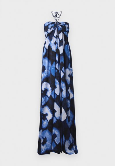 Robe maxi sans bretelles en bleu et marine avec des motifs nuage abstraits. Présente un corsage froncé et des liens au cou. Tissu léger, design fluide.