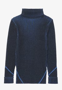 Maglione a collo alto ribbed blu scuro con strisce verticali e diagonali blu più chiaro, maniche lunghe e polsini rifiniti.