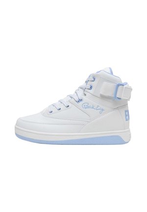 Biały wysokogatunkowy sneaker z jasnoniebieskimi akcentami, sznurowadłami i paskiem na kostce, z podpisem "Patrick Ewing" na boku.