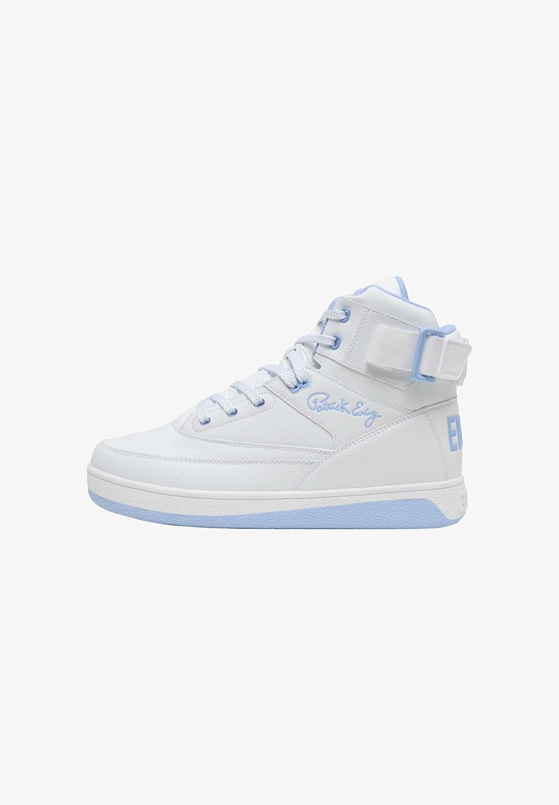 Baskets montantes blanches avec accents bleu clair, lacets et bride à la cheville, avec la signature "Patrick Ewing" sur le côté.