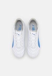 Scarpe da calcio bianche con una superficie in pelle liscia, dettagli blu sui lati, fodera interna grigia e lacci bianchi. Presentano il logo sulla linguetta.