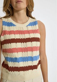Top senza maniche in maglia con strisce orizzontali beige, rosa, blu e marrone, caratterizzato da un motivo testurizzato e scollo a costine.