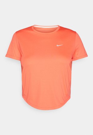 Nike sportsshirt i lys korall, laget av glatt, pustende stoff. Har rund hals og korte ermer med en liten hvit logo.