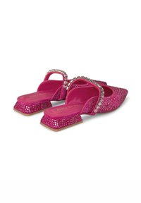 Tacchi slingback rosa con decorazioni, realizzati in materiale testurizzato, dotati di punta quadrata e tacco a blocco impreziosito da strass e un motivo sottile.