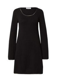 Schwarzes Strickkleid mit langen Ärmeln, Rundhalsausschnitt und silbernen Akzenten entlang des Ausschnitts und der Bündchen. Einfaches A-Linien-Design.