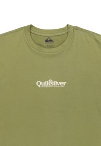 Olivovo zelené tričko z bavlny s okrúhlym výstrihom, na prednej strane s bielym logom Quiksilver a textovým detailom. Mäkká textúra.