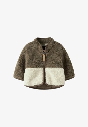 Smeđa i bijela dječja jakna od flisa s prednjim patentnim zatvaračem i dugačkim rukavima, s dva bijela džepa od flisa na donjem prednjem dijelu.