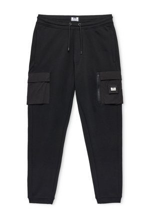 Pantalones deportivos negros ajustados con cintura elástica, cordón, dos bolsillos laterales y bolsillos estilo cargo con cremallera y solapa en los muslos.