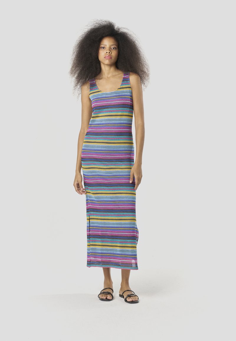 Gestreiftes, ärmelloses Maxikleid in lebendigen Farben wie Blau, Pink und Gelb. Hergestellt aus leichtem Stoff mit Seitenschlitzen.