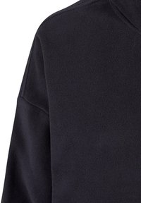 Pullover in felpa di un blu navy scuro con una finitura morbida e testurizzata. Presenta un colletto alto e una vestibilità rilassata, mostrando un design semplice e senza cuciture.