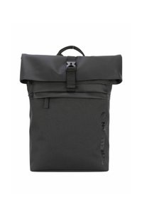 Zaino roll-top nero realizzato in materiale resistente, dotato di una fibbia a scatto, finitura testurizzata e dettagli con logo sul lato.
