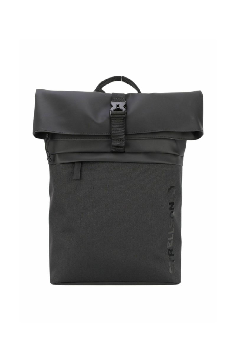 Zaino roll-top nero realizzato in materiale resistente, dotato di una fibbia a scatto, finitura testurizzata e dettagli con logo sul lato.